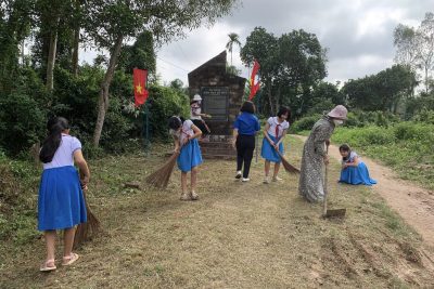 Chi đoàn và Liên đội trường tiểu học Đức Chánh tổ chức dọn dẹp vệ sinh khu di tích lịch sử Hầm nhà bà Noa.