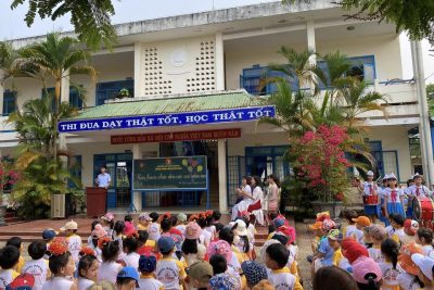 Đón học sinh Mầm non Đức Chánh tham quan trường.