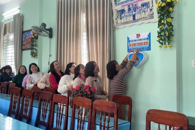Đội ngũ CB,GV,NV trường TH Đức Chánh hưởng ứng phát động của Chi đoàn ủng hộ “thùng tiết kiệm làm theo lời Bác”